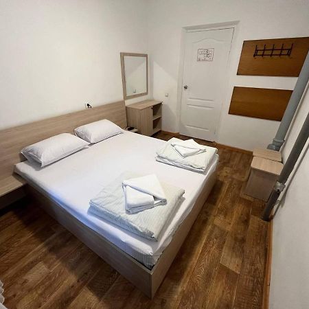 Fox Hostel Kiev Esterno foto